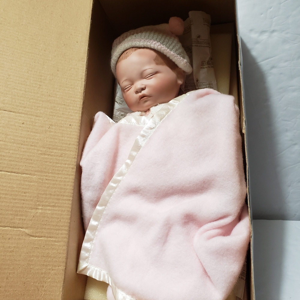 Vintage 1995 THE  ASHTON-DRAKE GALLERIES Beautiful Newborn Doll (Yolanda Bello)